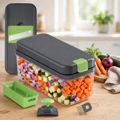 Coupe-légumes multifonction fermé, bac transparent plein de dés de carotte, oignon et courgette, prêt à ranger au réfrigérateur