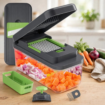 Coupe-légumes multifonction dans une cuisine lumineuse, bac transparent rempli de dés de carotte et d'oignon, module mandoline et accessoires