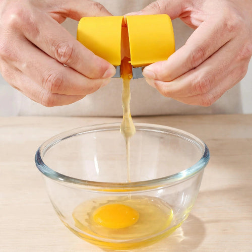 coupe-oeuf-lames-inox-separateur-en-action-jaune