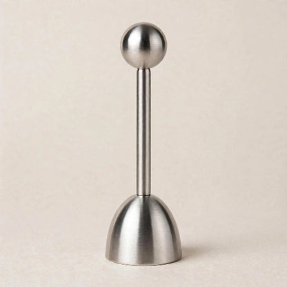 Coupe-œuf à percussion inox, debout sur sa cloche