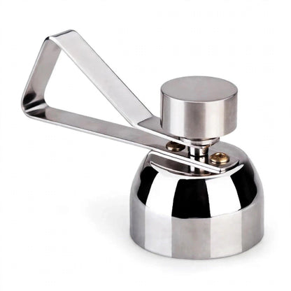 Coupe-œuf à pince inox sur fond blanc — ouvre-œuf à la coque en acier inoxydable poli miroir