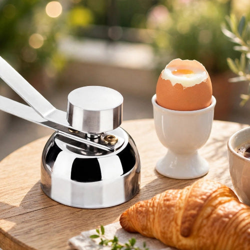 Petit-déjeuner en terrasse : le coupe-œuf à pince inox et un œuf à la coque dans son coquetier