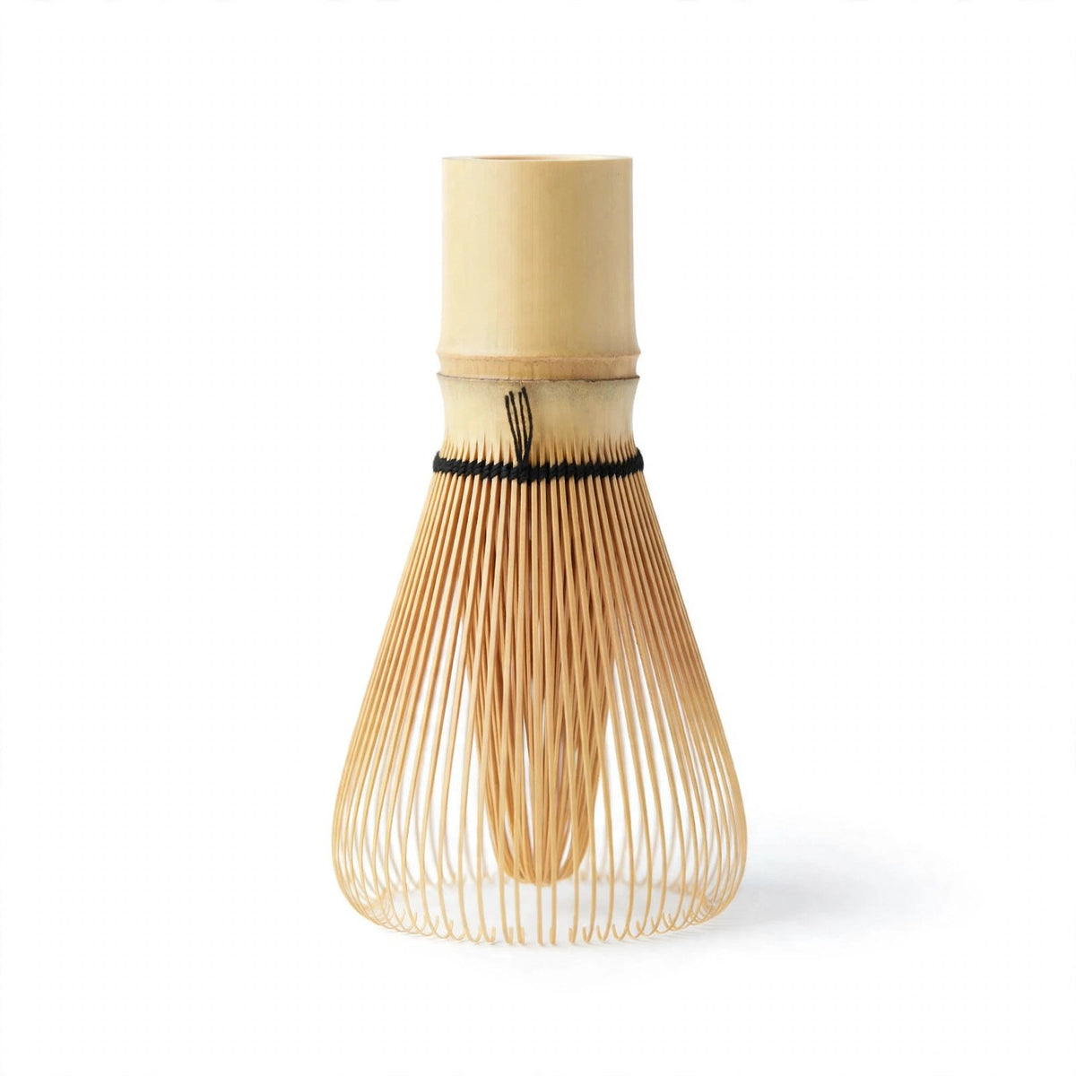 Fouet à matcha Bambumie, chasen en bambou naturel aux brins fins, sur fond blanc