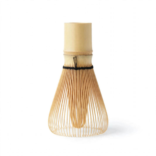 Fouet à matcha Bambumie, chasen en bambou naturel aux brins fins, sur fond blanc