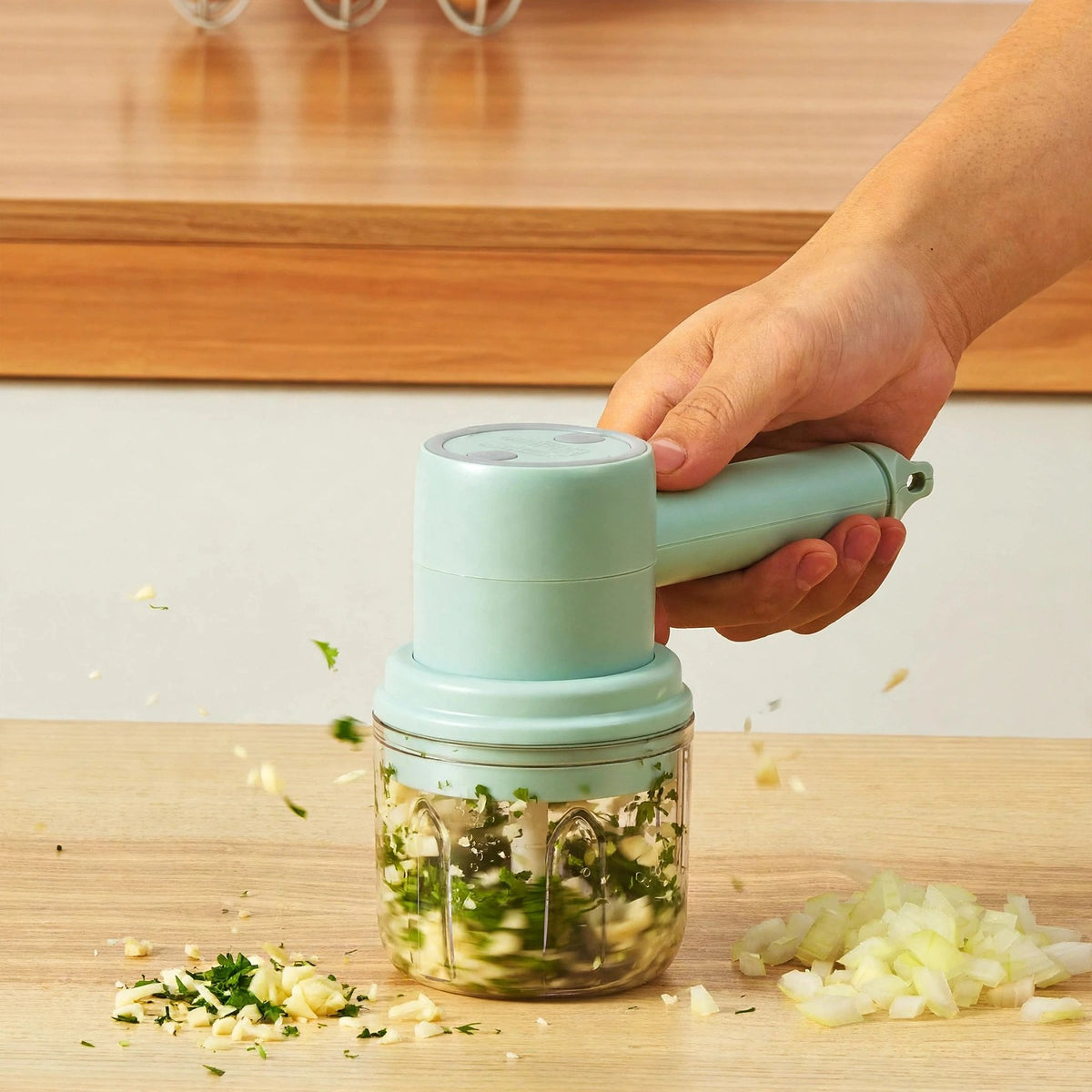 Cuisimix sur son bol hachoir, ail et herbes hachés