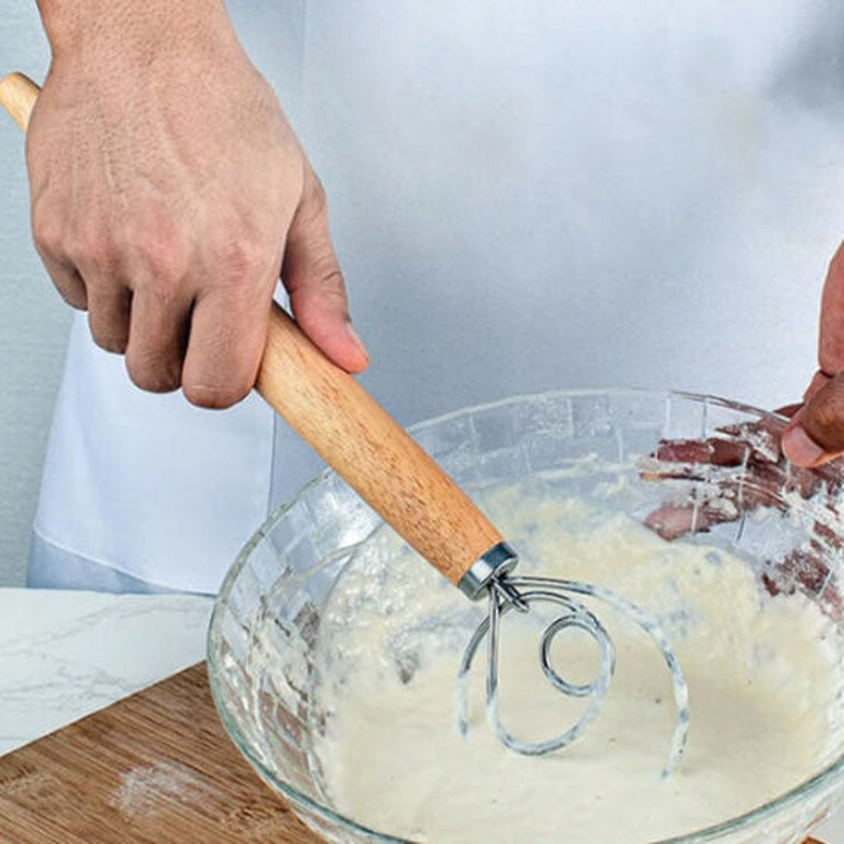 Fouet danois soulevé d'une pâte souple, le fil inox propre sans pâte accrochée