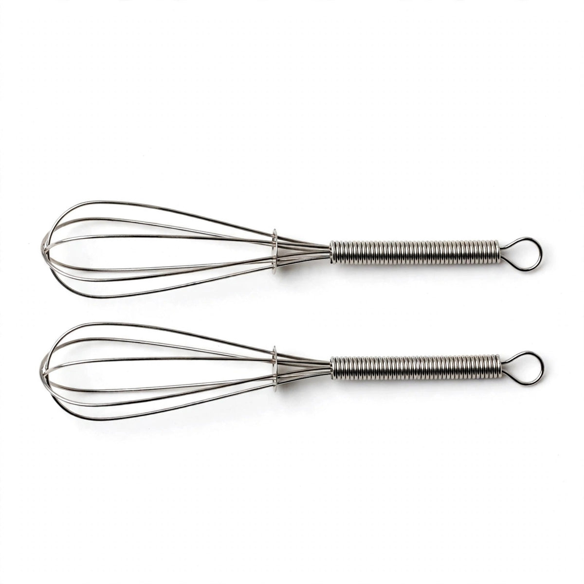 Lot de 2 fouets Fusion en inox sur fond blanc, manches en spirale et anneau de suspension