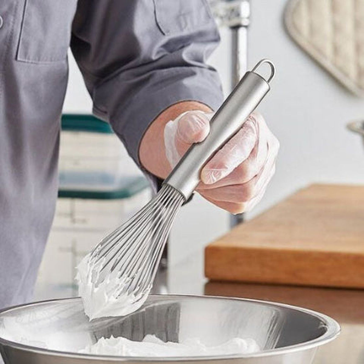 Fouet InoxStar en inox soulevant une crème montée ferme dans un cul de poule