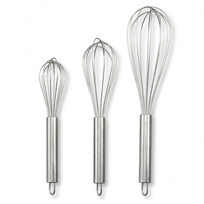 Lot de 3 fouets ballon InoxStar en acier inoxydable sur fond blanc, trois tailles du plus petit au plus grand
