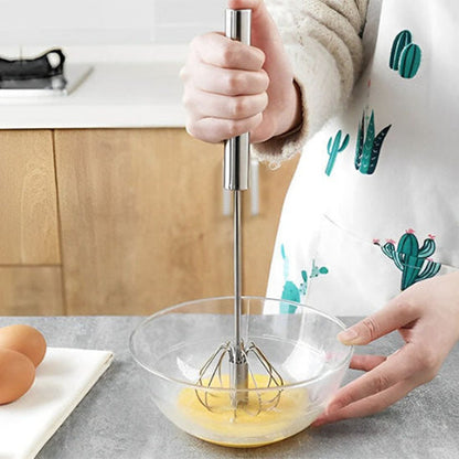 Fouet Mixtourne en action dans une cuisine du quotidien, tablier à motifs cactus