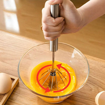 Fouet Mixtourne en rotation dans des œufs battus, flèches montrant le double sens de rotation