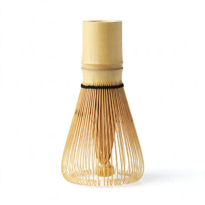 Chasen en bambou beige naturel sur fond blanc, brins fins courbés et fil noir, fouet à matcha seul