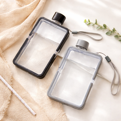 gourde-plastique-plate-sans-bpa-zero-dechet-hydratation-saine