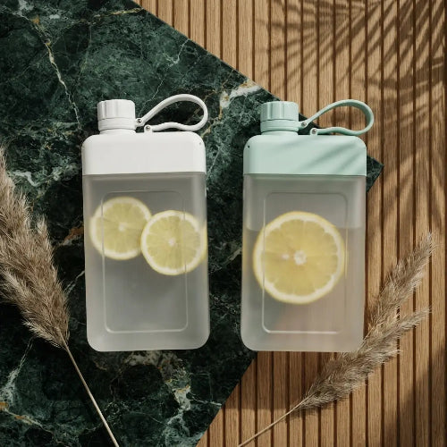gourde-plate-blanc-epure-design-travertin-luxe-bouteille-plate-vert-menthe-doux-eau-cristalline-gourdes-plates-minimalistes-marbre-bois-collection