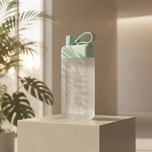 gourde-plate-blanc-epure-design-travertin-luxe-bouteille-plate-vert-menthe-doux-eau-cristalline-gourdes-plates-minimalistes-marbre-gourde-plate-urbaine-vert-menthe-cafe-parisien.