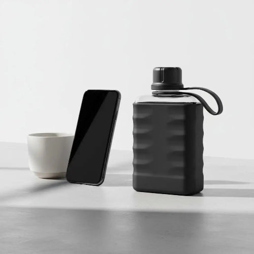 gourde-plate-noire-design-urbain-bouteille-eau-plate-bouteille-eau-plate-bureau-silicone-noir-design-minimaliste