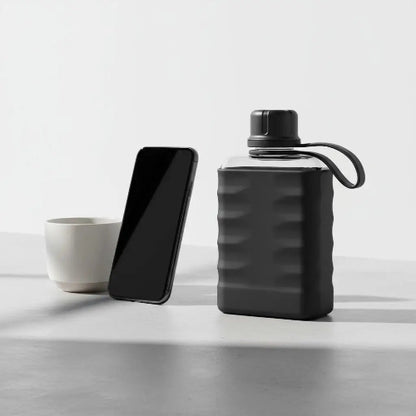 gourde-plate-noire-design-urbain-bouteille-eau-plate-bouteille-eau-plate-bureau-silicone-noir-design-minimaliste