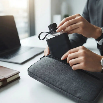 gourde-plate-noire-design-urbain-bouteille-eau-plate-fine-pochette-ordinateur-gourde-plate-gain-espace-sac-toile-ipad