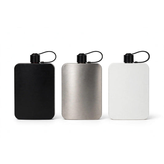Gourde plate en acier inoxydable 500 ml — coloris noir mat, inox brossé et blanc côte à côte, packshot fond blanc