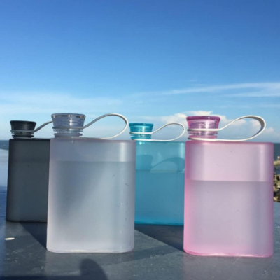 gourde-plate-transparente-etanche-anti-fuite-silicone-sans-bpa-hydraplat-blanc-gris-Bleu-Blanc