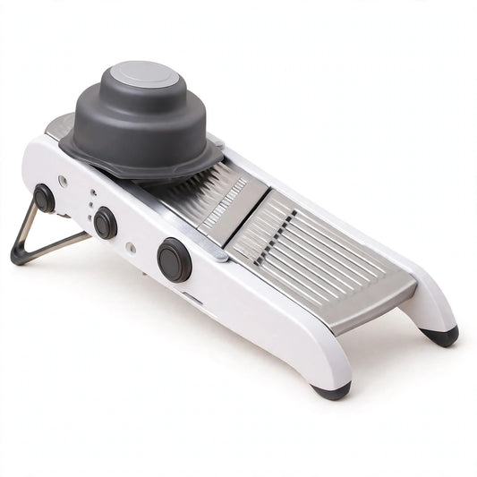 Mandoline réglable blanche ProSlice, plateau métallique strié, poussoir protège-main gris en forme de dôme et béquille pliable — packshot fond blanc