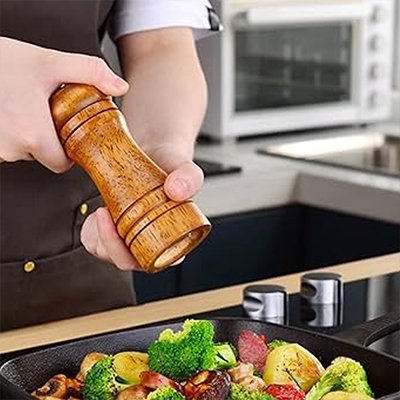 moulin-a-poivre-en-bois-Ustensile-de-cuisine-bois-Moulin-manuel-bois-Finition-artisanale-Cuisine-authentique