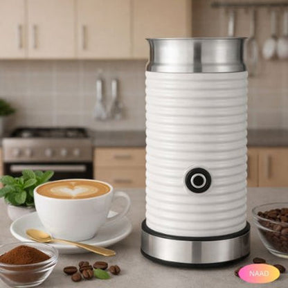 Mousseur à lait électrique blanc dans une cuisine, cappuccino crémeux servi à côté