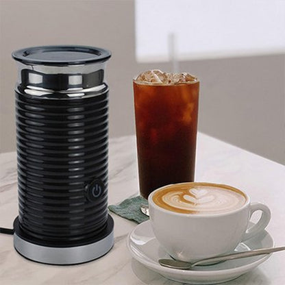 Mousseur à lait électrique noir entre un cappuccino chaud et un café glacé, mousse chaude ou froide