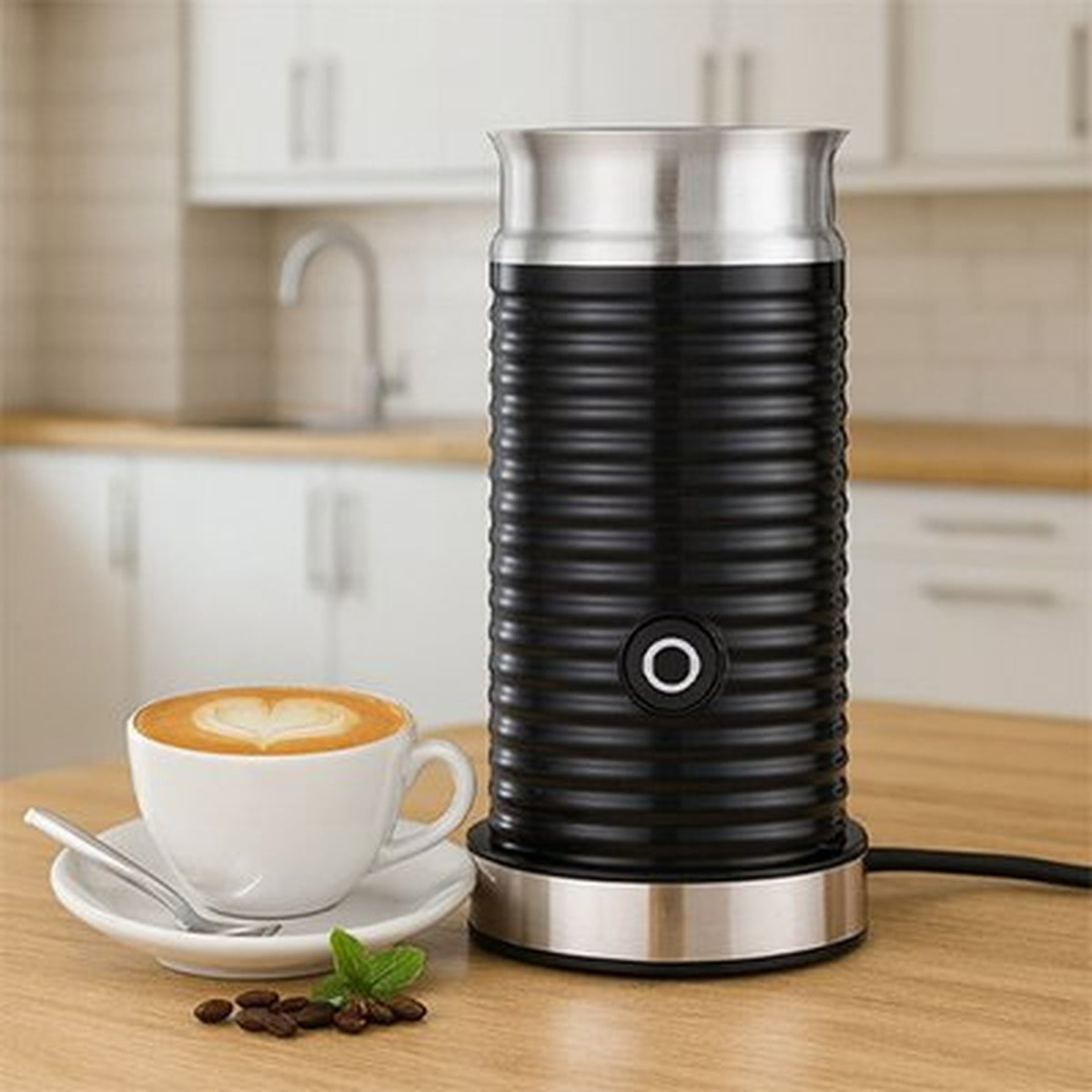 Mousseur à lait électrique noir dans une cuisine lumineuse, cappuccino crémeux servi à côté