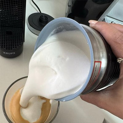 Mousse de lait dense et onctueuse versée du mousseur électrique sur un espresso
