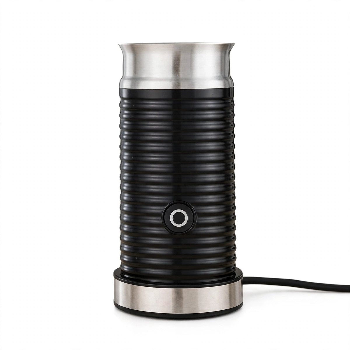 Mousseur à lait électrique noir sur fond blanc, cuve striée inox, fouet magnétique, base 360°