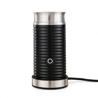 Mousseur à lait électrique noir sur fond blanc, cuve striée inox, fouet magnétique, base 360°