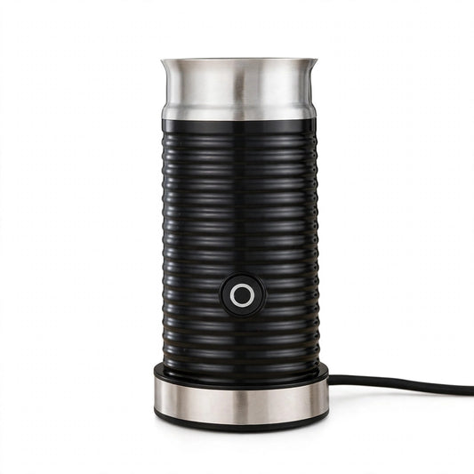 Mousseur à lait électrique noir sur fond blanc, cuve striée inox, fouet magnétique, base 360°