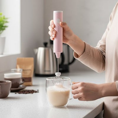 Mousseur à lait Master Barista rose pastel moussant un lait dans une tasse en verre