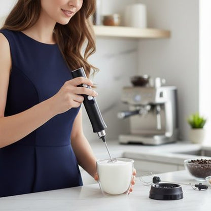 Femme utilisant le mousseur à lait VORTEX EXPRESS sans fil dans sa cuisine, tasse de lait moussé