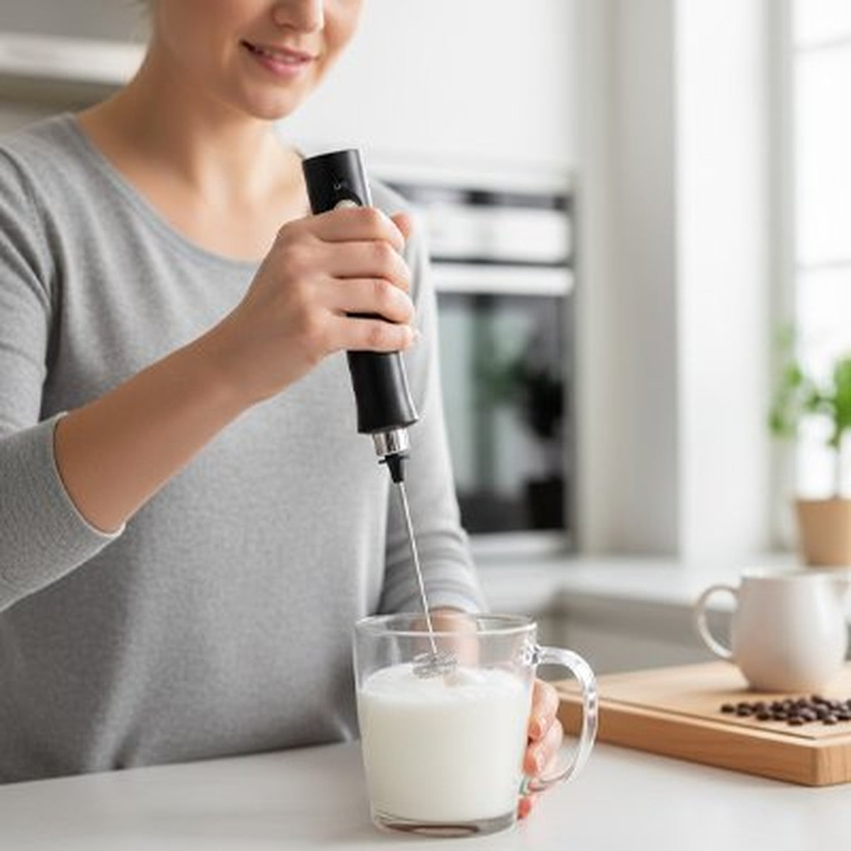 Mousseur à lait VORTEX EXPRESS créant une mousse légère dans une tasse en verre