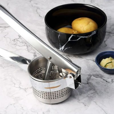 presse-pure-manuel-accessoire-cuisine-indispensable-puree-maison-reussie