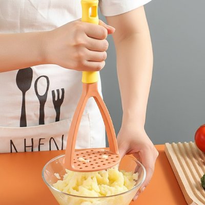 presse-pure-poignee-confortable-bicolore-presse-puree-antifatigue